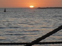 Zachód słońca od nabrzeża z linami