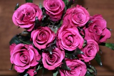 Bovenaanzicht van een boeket van roze ro