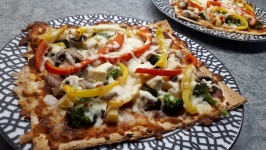 Plantaardige pizza-borden