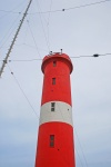 Witte en rode vuurtoren en antenne