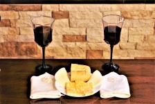 Wijn en kaas op tafel