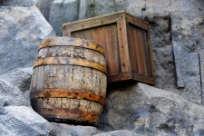 Caja de madera y barril