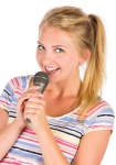Jeune femme chantant