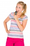 Mujer joven cantando