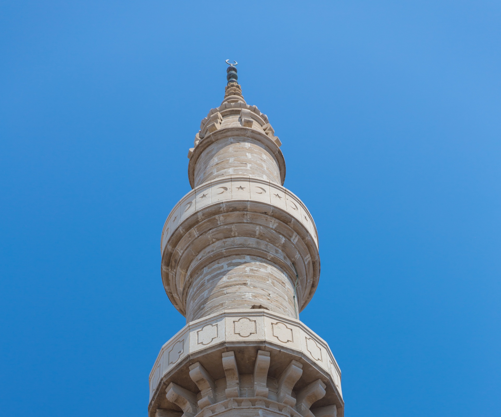 Minaret a modrá obloha