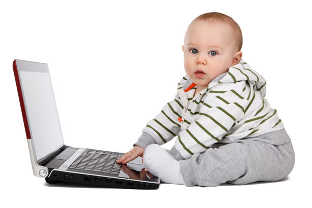 Bébé avec un ordinateur portable Photo stock libre - Public Domain