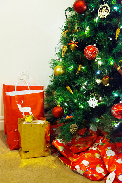 al menos en En segundo lugar Regalos debajo del árbol de Navidad Stock de Foto gratis - Public Domain  Pictures