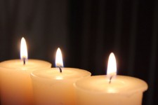 3 svíčky hořící