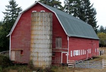 Une vieille grange avec un silo