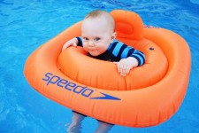 Baby im Schwimmen Sitz