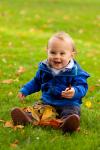 Dítě hraje na podzim