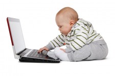 Bebê trabalhando em um laptop
