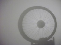 自転車のタイヤの影