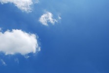 Cielo blu con piccole nuvole