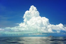 Boot unter Wolken