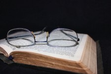 Bok och glasögon