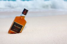 Botella de ron en la playa