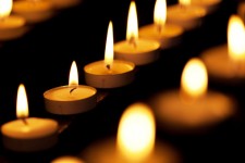 Brandende kaarsen in de kerk