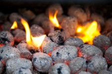 A queima briquetes de carvão