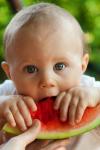 Bambino di mangiare anguria