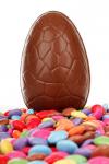 Csokoládé és cukorka húsvéti tojás