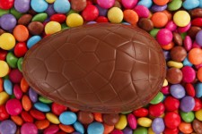 Schokoladen-Ei mit Süßigkeiten