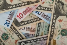 Dolarů a eur na pozadí