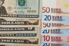Dolarů a eur