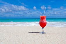 Dricker på stranden
