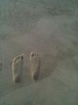 砂に足をプリント