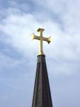 Goldenes Kreuz auf Kirchturm