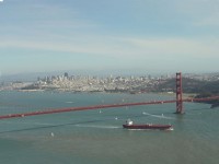 Golden Gate Bridge com navio de carga