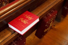 Santa Biblia en la iglesia
