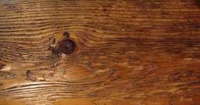Dřevo s uzlem