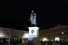 Estatua de Mozart en Salzburgo en la noc