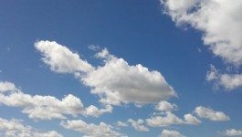 Wolken met blauwe hemel