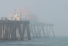 Pier in de mistige ochtend