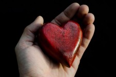 Rött hjärta i händerna