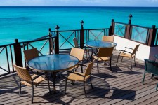 Restaurant tafels met uitzicht op zee