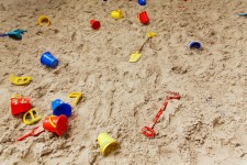 Cava di sabbia con i giocattoli