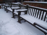 雪に覆われたベンチ