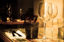 Mesa e copo de vinho
