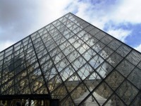 La Pirámide del Louvre