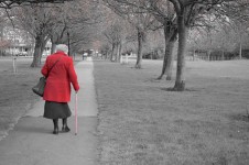 A velha senhora em um casaco vermelho