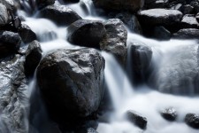 Vattenfall bland stenar