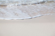 Mousse ligne d'onde sur la plage