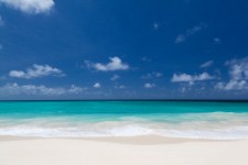 Playa de arena blanca y el cielo azul