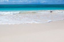 Playa de arena blanca y el mar