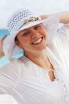 Vrouw met een hoed op het strand