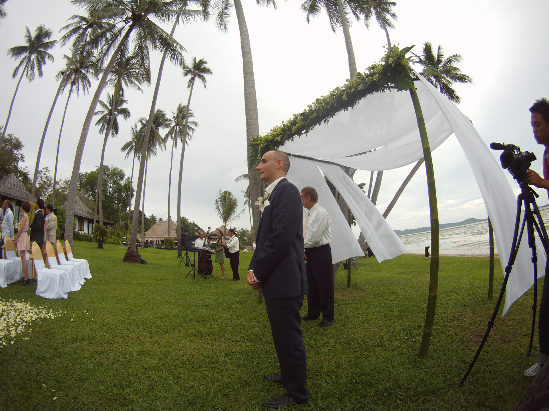 https://www.publicdomainpictures.net/pictures/30000/velka/beach-wedding-phuket.jpg